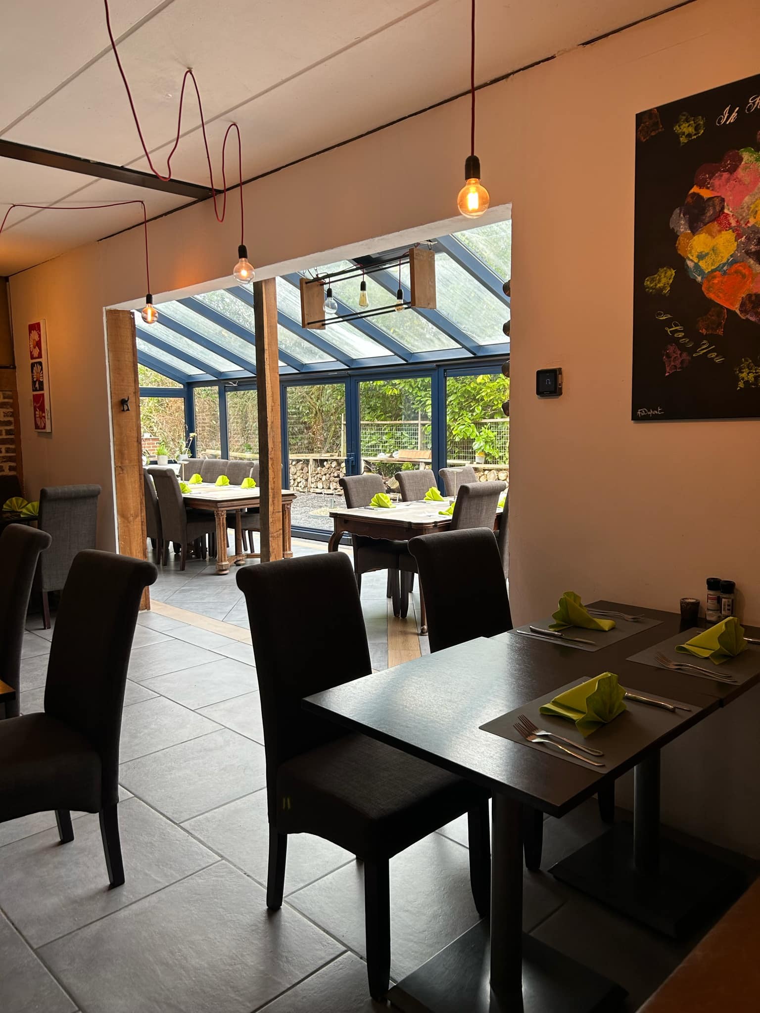 vue du restaurant par l'entrée