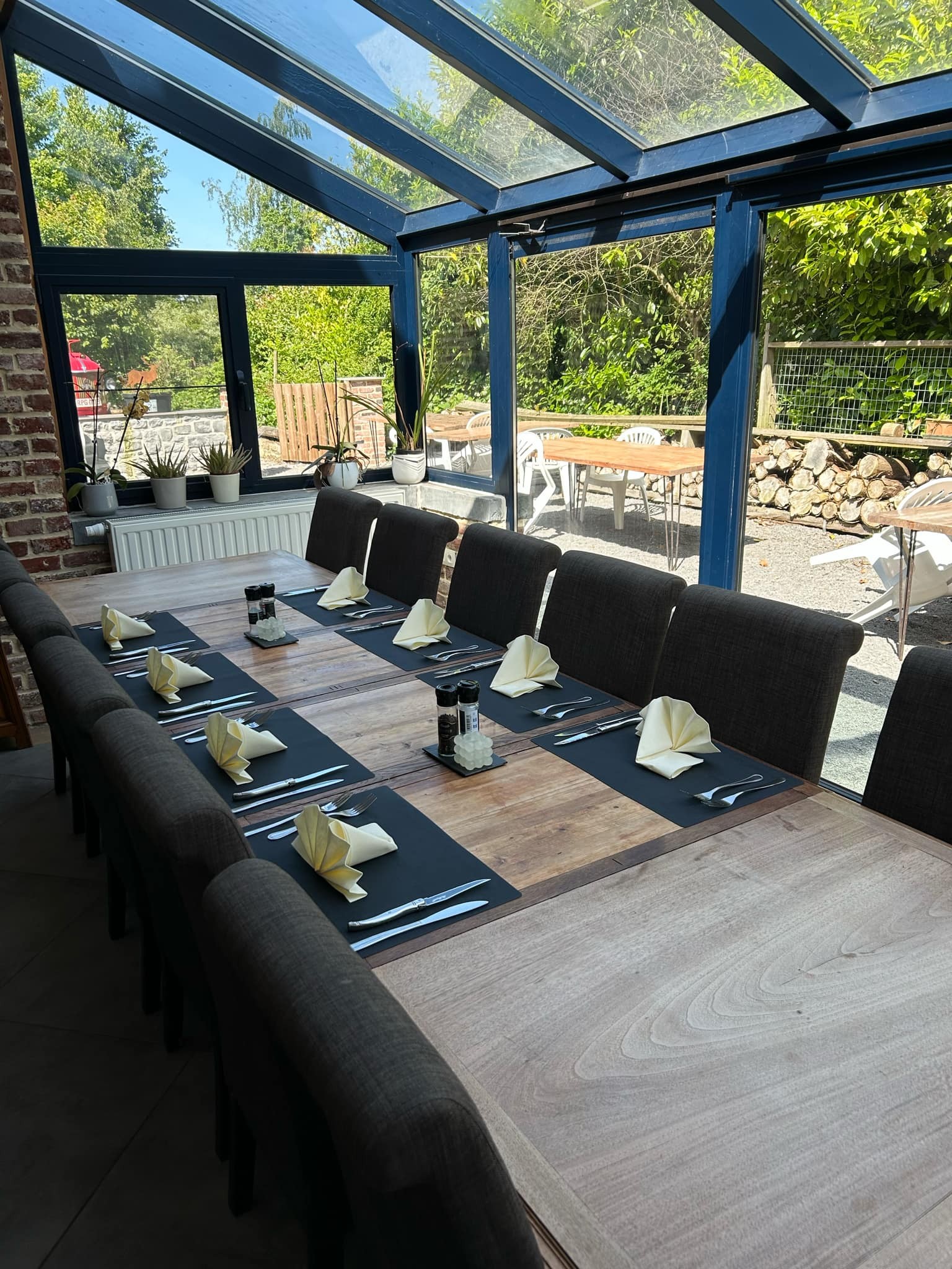 table dressée bleu et blanc