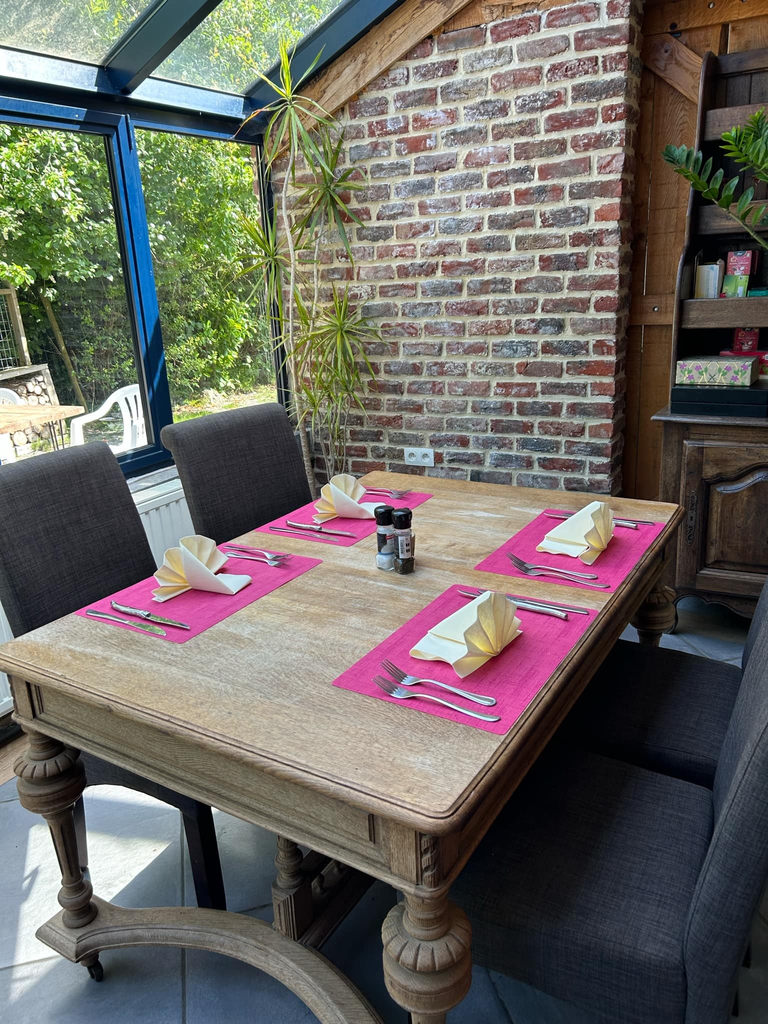 tables dressées rose et blanc